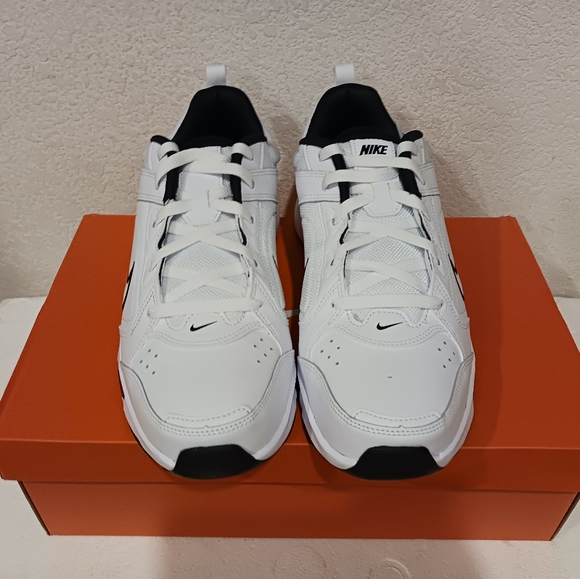 Nike - Picture 4 of 4